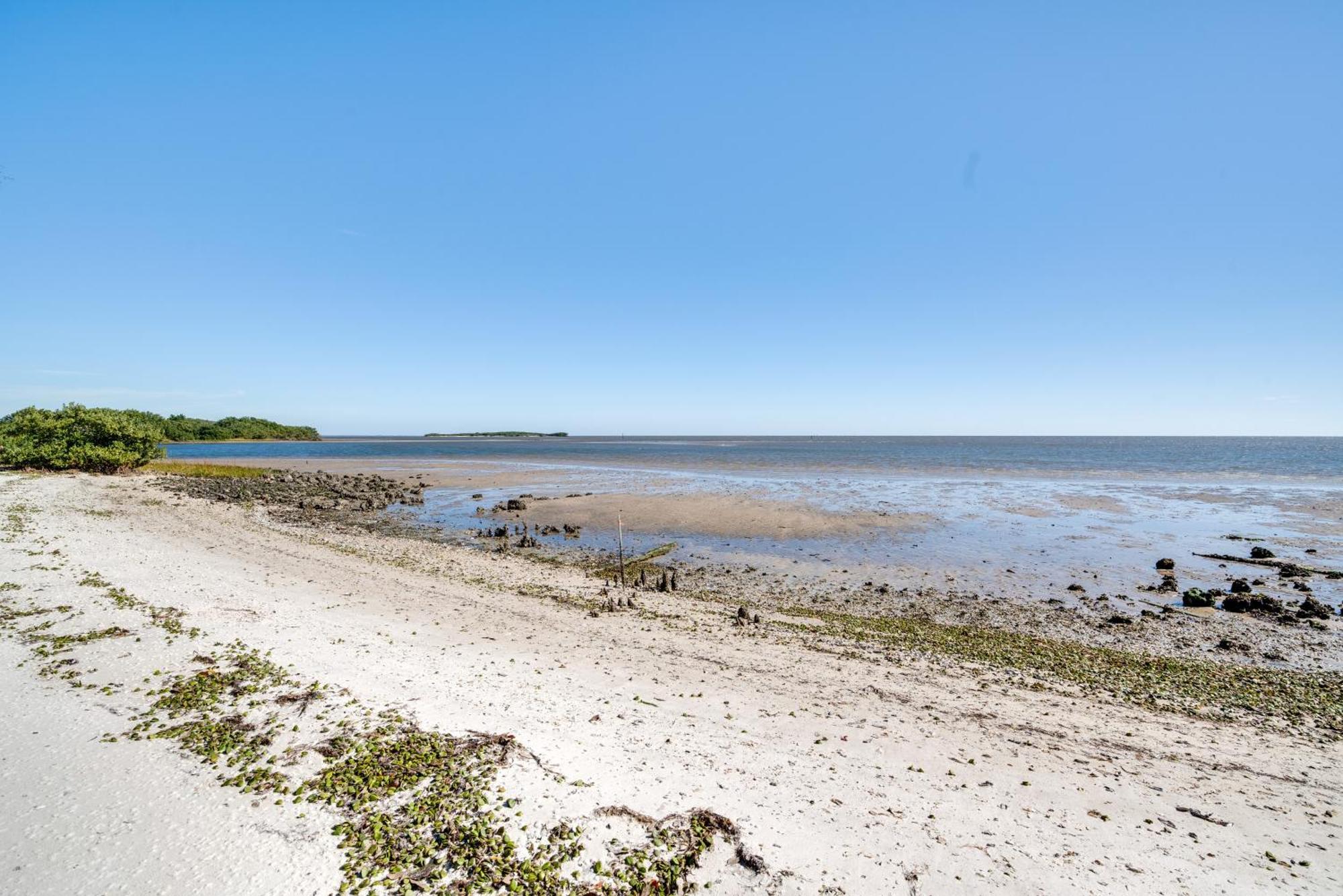 Cedar Key Condo With Balcony And Gulf Views! Bagian luar foto